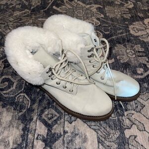 Unionbay Charming Women’s Ivory Faux Fur Lined Lace-Up Winter Boots Size 11